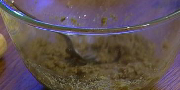 бутерброд с яйцом, тунцом и тапенадом