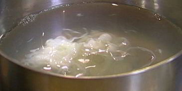 бутерброд с яйцом, тунцом и тапенадом