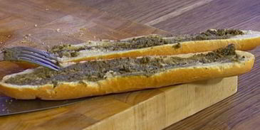 бутерброд с яйцом, тунцом и тапенадом