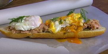 бутерброд с яйцом, тунцом и тапенадом