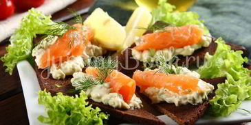 бутерброды с авокадо и лососем