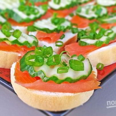 Бутерброды с красной рыбой и огурцом