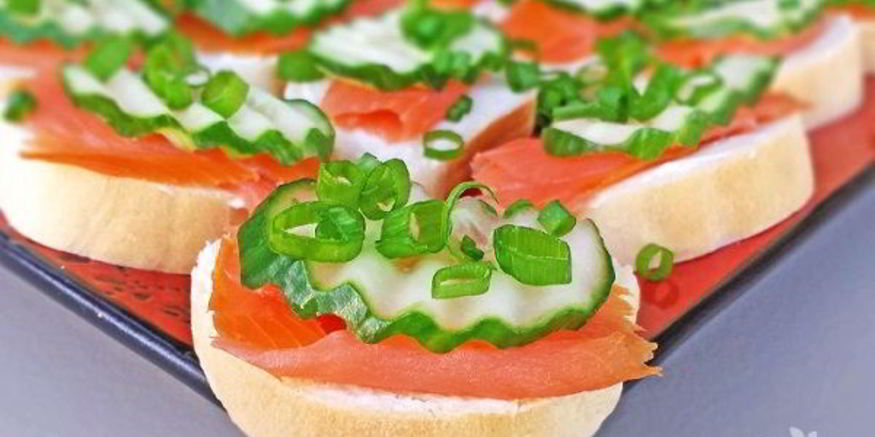 Рецепт бутербродов с красной рыбой и огурцом