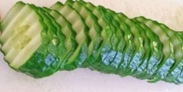 бутерброды с красной рыбой и огурцом