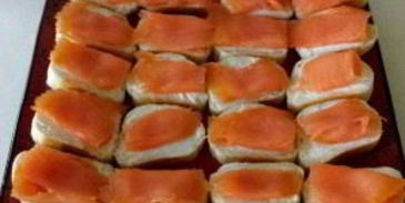 бутерброды с красной рыбой и огурцом