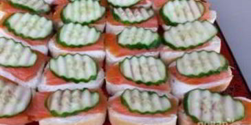 бутерброды с красной рыбой и огурцом
