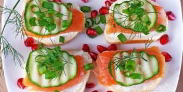 бутерброды с красной рыбой и огурцом