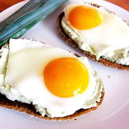 Рецепт Бутербродов с пастой из авокадо и яичницей