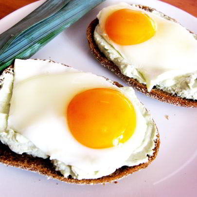 Бутерброды с пастой из авокадо и яичницей