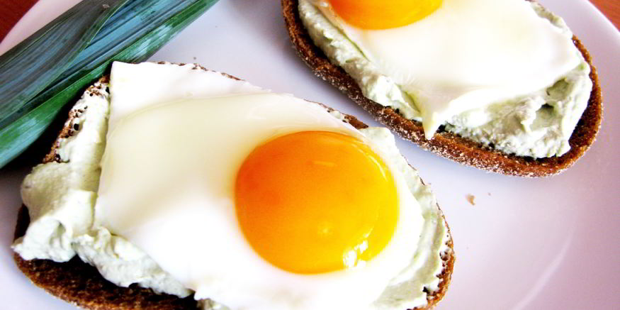 Рецепт бутербродов с пастой из авокадо и яичницей