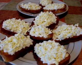 Бутерброды с яйцом и чесноком