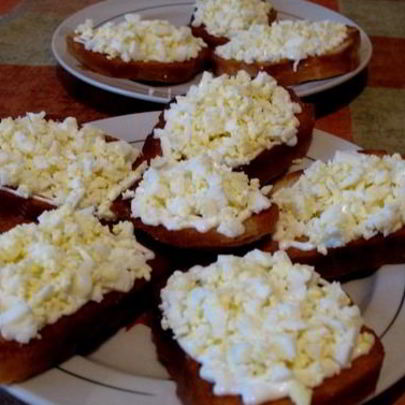 Бутерброды с яйцом и чесноком