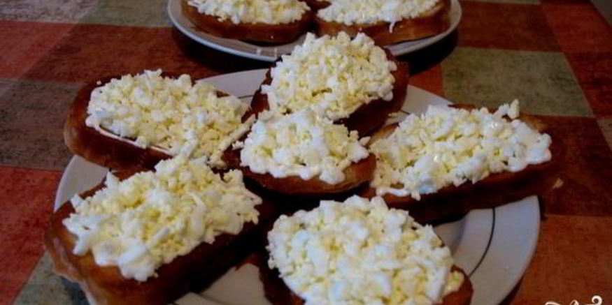 Рецепт бутербродов с яйцом и чесноком