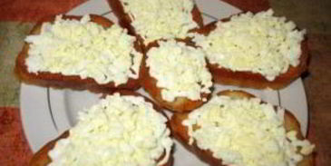 бутерброды с яйцом и чесноком