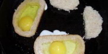 бутерброды с яйцом на сковороде