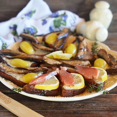 Бутерброды со шпротами и копченой семгой