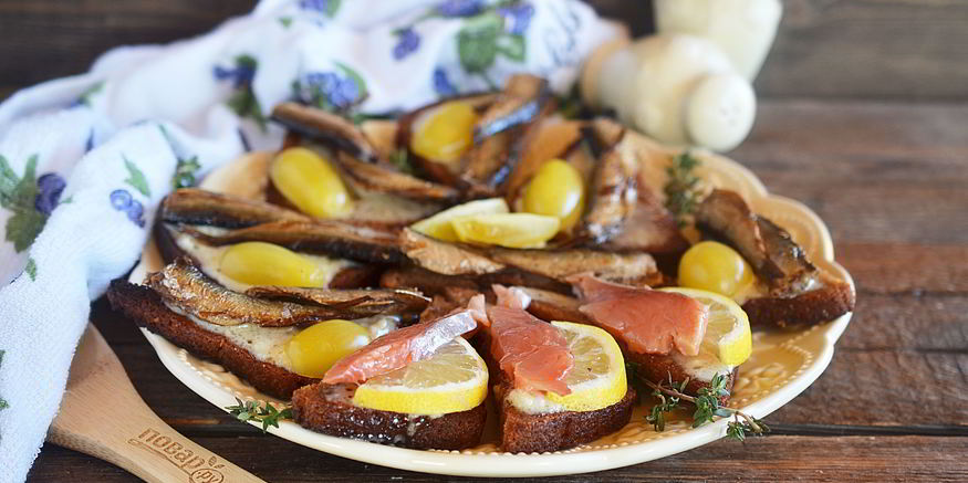 Рецепт бутербродов со шпротами и копченой семгой