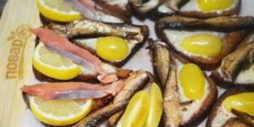 бутерброды со шпротами и копченой семгой