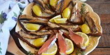 бутерброды со шпротами и копченой семгой