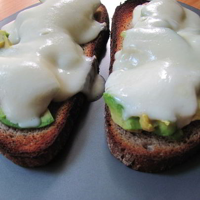 Горячие бутерброды с авокадо и моцареллой