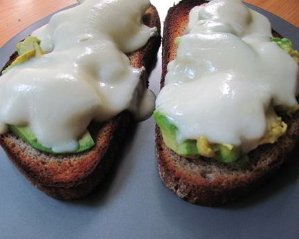 Горячие бутерброды с авокадо и моцареллой