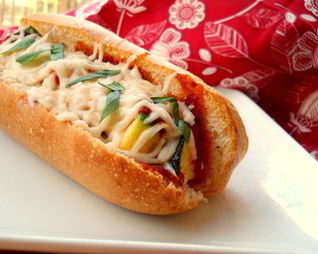 Горячие бутерброды с кабачком и моццареллой