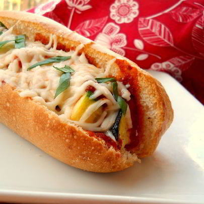 Горячие бутерброды с кабачком и моццареллой