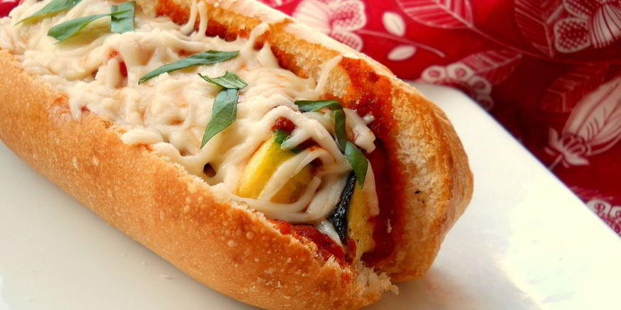 Рецепт горячих бутербродов с кабачком и моццареллой