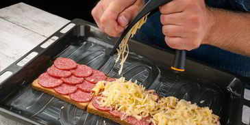 горячие бутерброды с колбасой и сыром