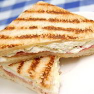 Рецепт Горячих бутербродов с копченой индейкой