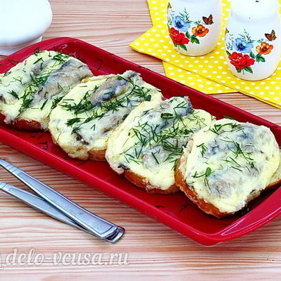 Горячие бутерброды со шпротами и сыром