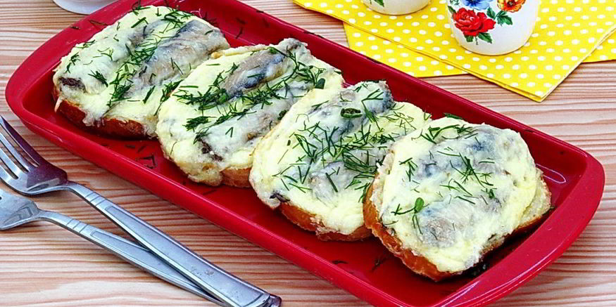 Рецепт горячих бутербродов со шпротами и сыром