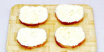 горячие бутерброды со шпротами и сыром