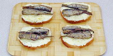 горячие бутерброды со шпротами и сыром