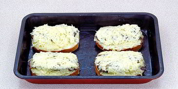 горячие бутерброды со шпротами и сыром