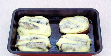 горячие бутерброды со шпротами и сыром