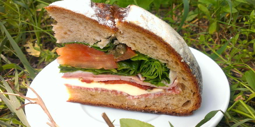 Рецепт пана-баньей — слоеного бутерброда в хлебе