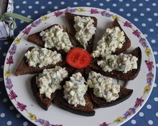 Закусочные бутерброды с сельдью