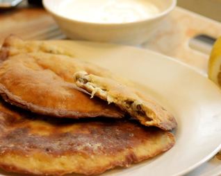 Чебурек с начинкой из баранины и брынзы с чесночным соусом