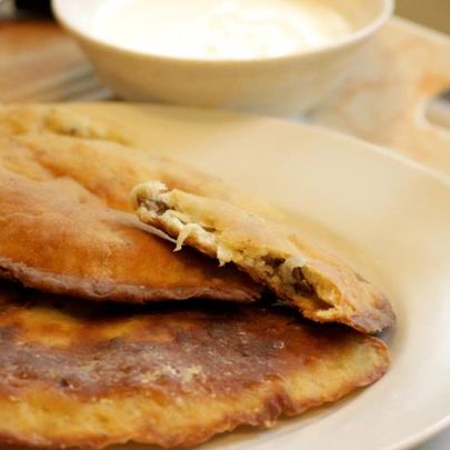 Чебурек с начинкой из баранины и брынзы с чесночным соусом