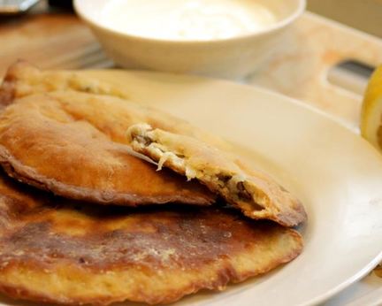 Чебурек с начинкой из баранины и брынзы с чесночным соусом
