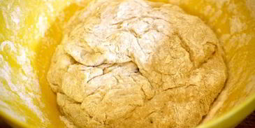 чебурек с начинкой из баранины и брынзы с чесночным соусом