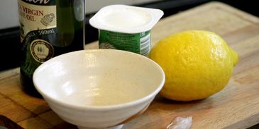 чебурек с начинкой из баранины и брынзы с чесночным соусом