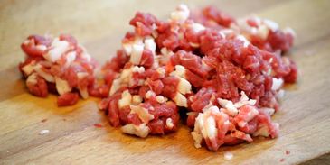 чебурек с начинкой из баранины и брынзы с чесночным соусом