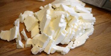 чебурек с начинкой из баранины и брынзы с чесночным соусом