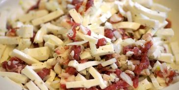 чебурек с начинкой из баранины и брынзы с чесночным соусом