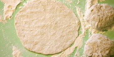 чебурек с начинкой из баранины и брынзы с чесночным соусом