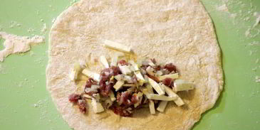 чебурек с начинкой из баранины и брынзы с чесночным соусом