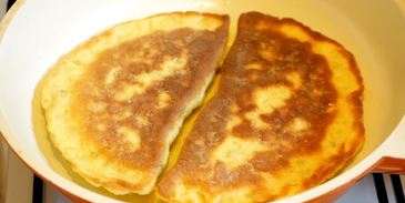 чебурек с начинкой из баранины и брынзы с чесночным соусом