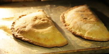 чебурек с начинкой из баранины и брынзы с чесночным соусом